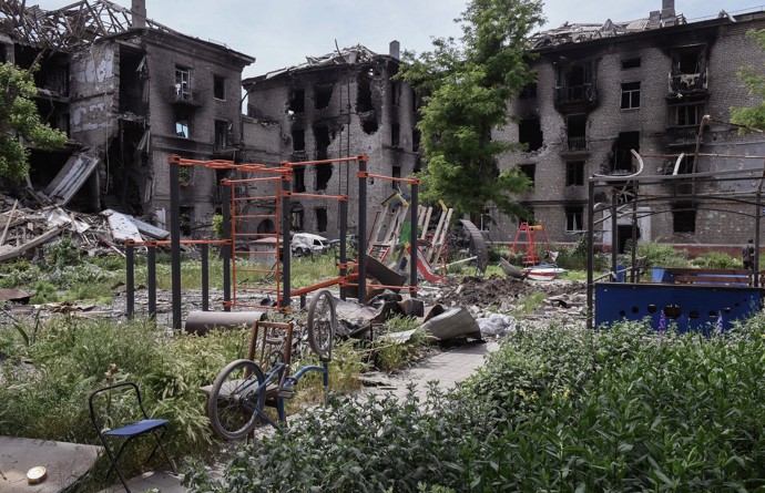 FOTO: Dětské hřiště uprostřed rozstřílených domů. – stránka 913