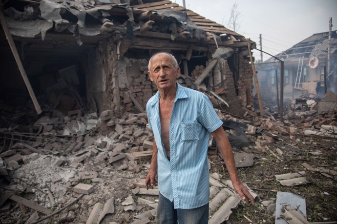 FOTO: Muž před vybombardovanými budovami ve Slavjansku. – stránka 896