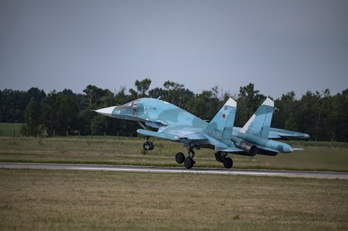 FOTO: Letoun Su-34 je malý bombardér. – stránka 437
