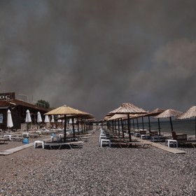 Plameny zachvátily i lehátka na pláži.