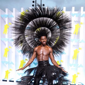 Rapper Lil Nas X ví, jak zaujmout.