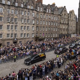 Celá Británie se loučí s milovanou panovnicí.