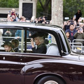 Královna manželka Camilla přijíždí do Westminster Abbey.
