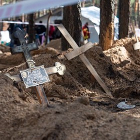 U některých hrobů jsou improvizované kříže.