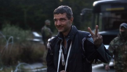 FOTO: Mychajlo s vítězným pozdravem po svém propuštění.