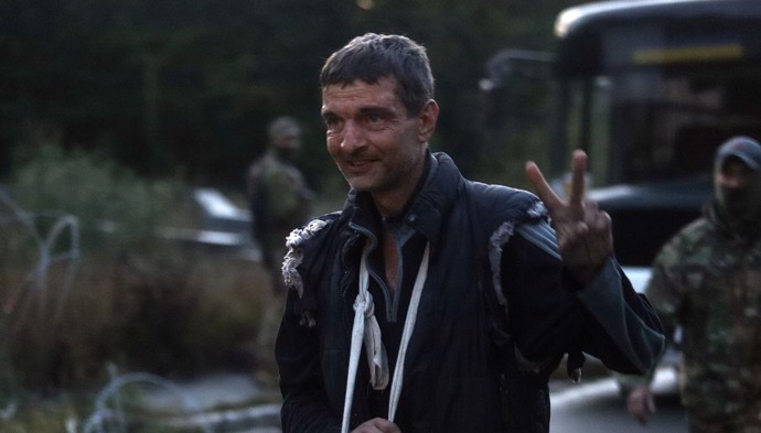 FOTO: Mychajlo s vítězným pozdravem po svém propuštění. – stránka 771