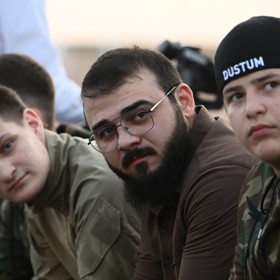 Ramzan Kadyrov má více než 10 potomků. Nástupcem by měl být Achmat (vlevo).