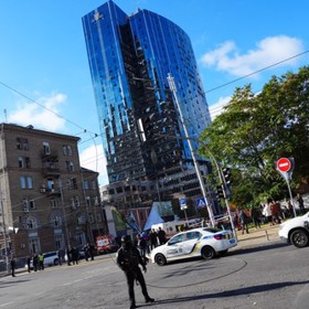 V Kyjevě poničil výbuch jednu z výškových budov.