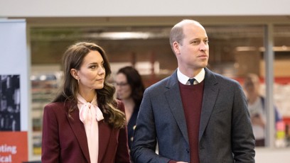 FOTO: Kate Middleton v bordó kostýmku.