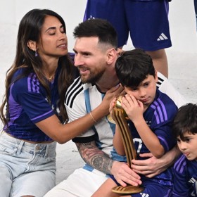 Lionel Messi s manželkou a syny.