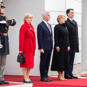 Eva Pavlová vynesla opět červený kabát.