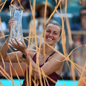 Šťastná Petra Kvitová s trofejí v náručí.