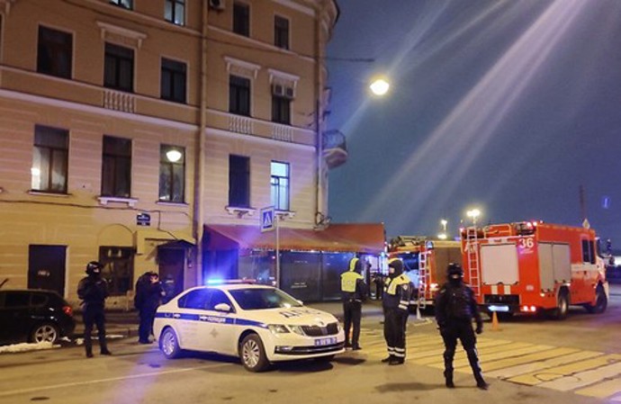 FOTO: Policisté událost vyšetřují. – stránka 475