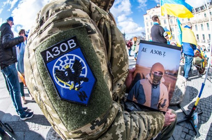 FOTO: Někteří stoupenci praporu Azov se netají nacionalistickými názory. – stránka 447