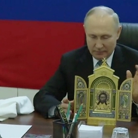 Vojáci na něj strnule koukali.