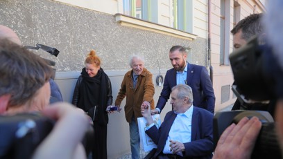 FOTO: Miloš Zeman otevřel svou kancelář v Dejvicích.