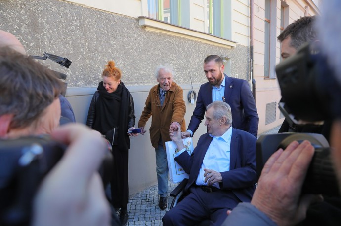 FOTO: Miloš Zeman otevřel svou kancelář v Dejvicích. – stránka 414