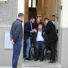 V budově není výtah, prezidenta musí nosit.