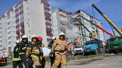 FOTO: Hasiči nesou raněné na nosítkách.