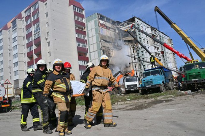 FOTO: Hasiči nesou raněné na nosítkách. – stránka 457