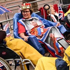 Lidé čekají na korunovaci krále Karla III.