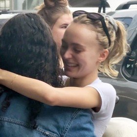 Lily Rose Depp se na svou partnerku zamilovaně dívala. 