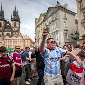 Fanoušci West Hamu a Fiorentiny zaplavili Prahu. 