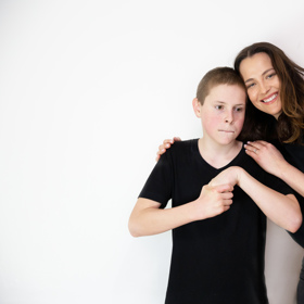 Modelka Kateřina Sokolová s nemocným bráškou.