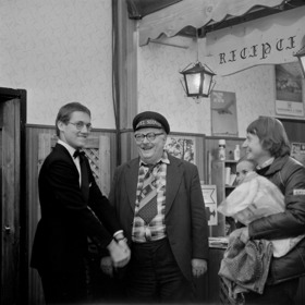 Hlavní role kuchaře Svatopluka Kuřátka se ujal herec Josef Dvořák.