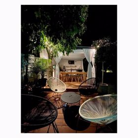 Posezení vytvořili i pod širým nebem.