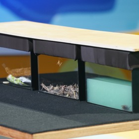 Čekal v jedné ze záhadných krabic.