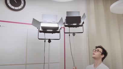 FOTO: Kovy si vybavuje s přáteli nové studio.