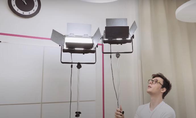 FOTO: Kovy si vybavuje s přáteli nové studio. – stránka 13