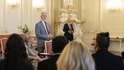 FOTO: Petr Pavel s manželkou Evou přivítali na Hradě romské děti.