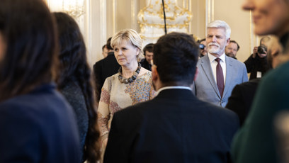 FOTO: Petr Pavel s manželkou Evou přivítali na Hradě romské děti.