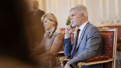 FOTO: Petr Pavel s manželkou Evou přivítali na Hradě romské děti.