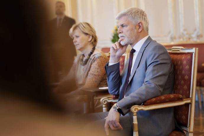 FOTO: Petr Pavel s manželkou Evou přivítali na Hradě romské děti. – stránka 2390