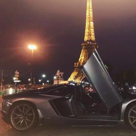 Simon procestoval celý svět. 