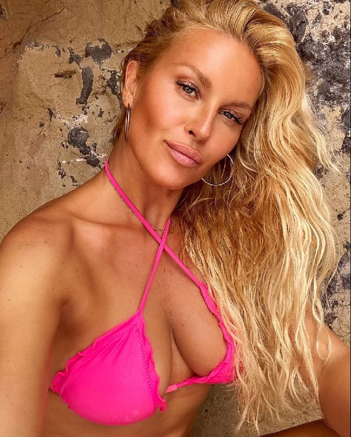FOTO: Simona Krainová si z věčných rýpalů nic nedělá, což radí i svým sledujícím, pro které je motivací. – stránka 787