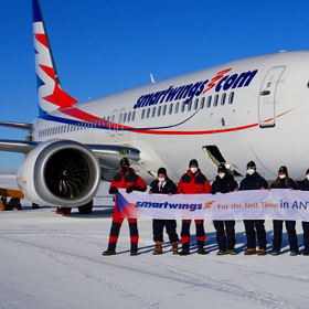 Letadlo na Antarktidě využilo tamní dráhu, která je vybudovaná na ledovci v nadmořské výšce 1232 metrů.