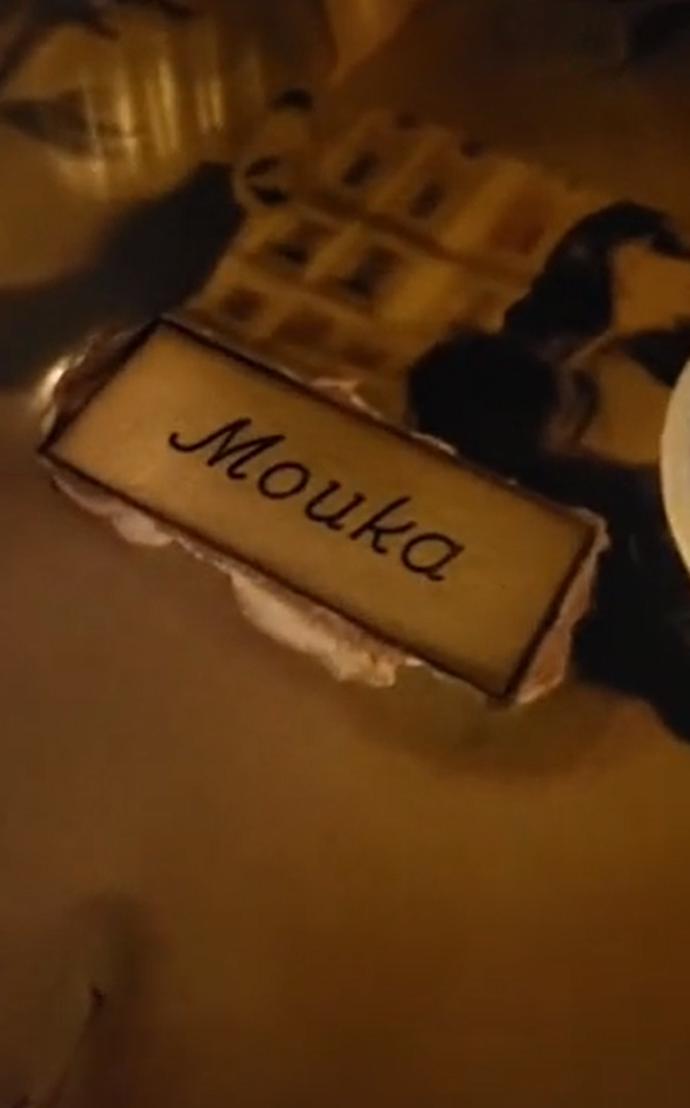 FOTO: Dokonce má na stole i svou jmenovku. – stránka 1778