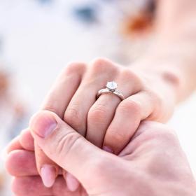 Eva Perkausová se zasnoubila.