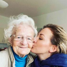 Babička Agáty Hanychové bojuje se zápalem plic.