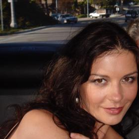 Svou osmnáctiletou Carys porodila manželovi Michaelovi Douglasovi.