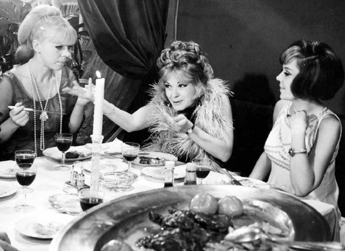 FOTO: S Ivou Janžurovou a Jiřinou Jiráskovou ve filmu Světáci (1969). – stránka 164