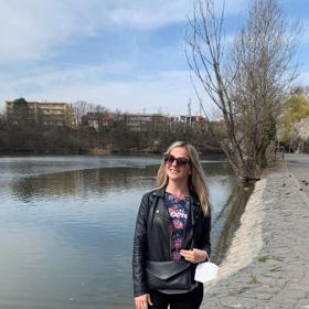 Pod tímhle oblečením se skrývá sexy tělo.