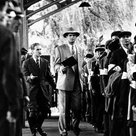 Oskar Schindler byl nejprve členem nacistické strany, pak ale přešel na druhou stranu barikády.