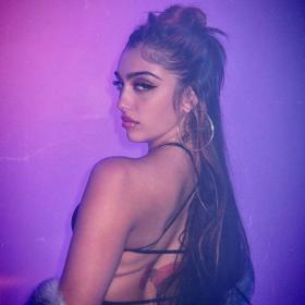 Dcera slavné zpěvačky nafotila sérii fotek pro značku Barragán.