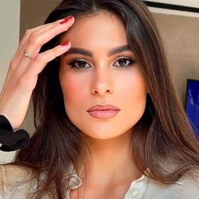 Pochází z Banské Bystrice.