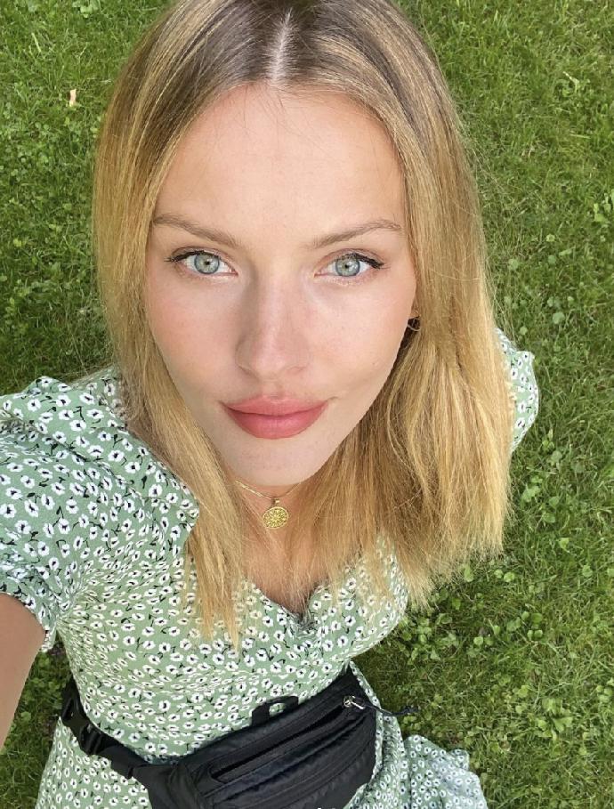 FOTO: Linda Bartošová se i přes svůj věk, který má do třiceti ještě daleko, novinařině věnuje už pěknou řádku let. – stránka 23